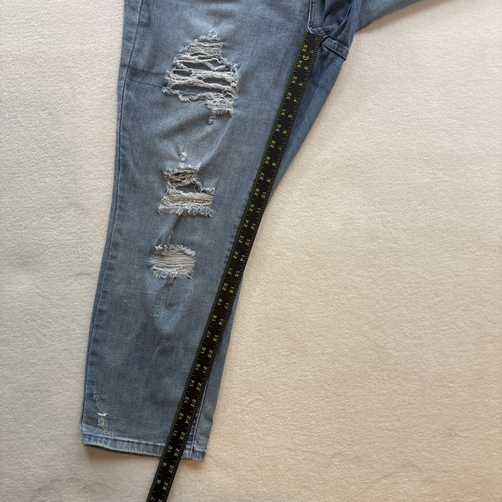 Judy Blue Boyfriend Fit Jeans Women‎ 20W Light Wash Distressed JB82281-JS MD - Picture 8 of 10